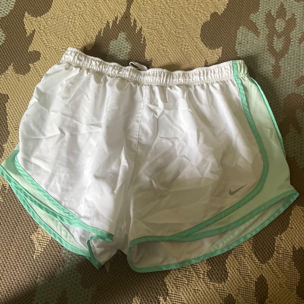Nike Women’s tempo run shorts